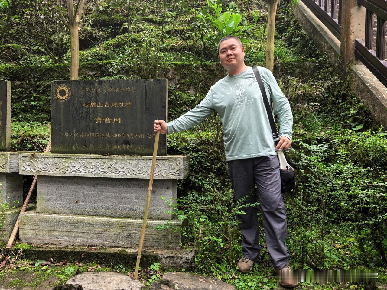 漫步峨眉山：下午两点左右，路过清音阁，聆听泉水声。何必丝与竹，山水有清音～