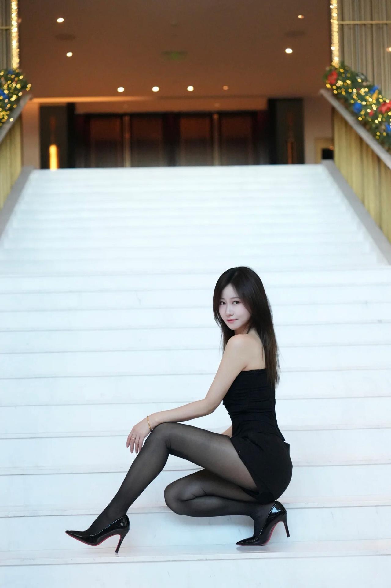 优雅黑裙，自信步伐，时尚都市女郎