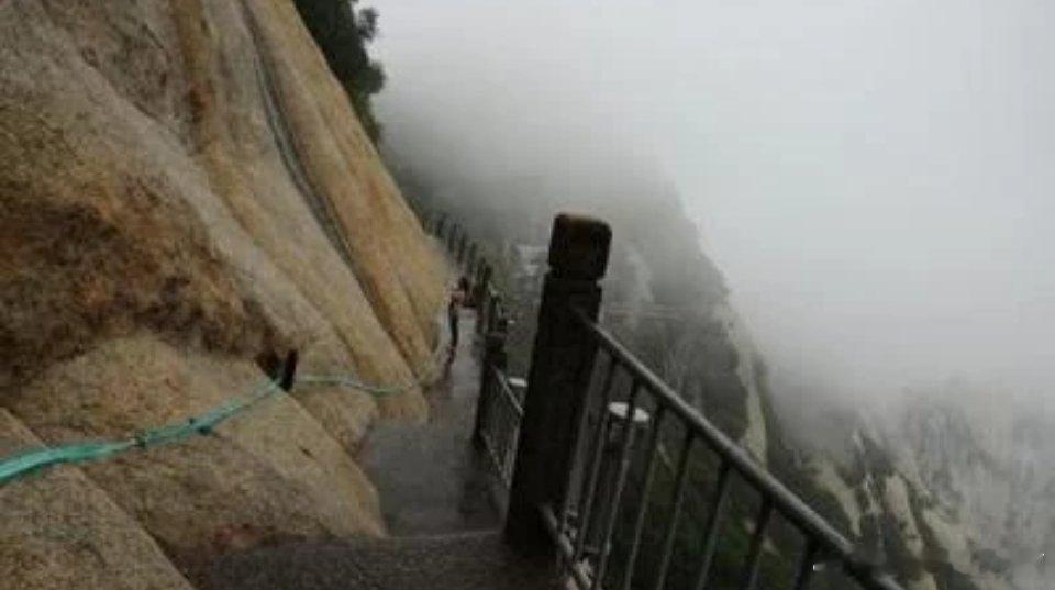 回头看风景呀爬华山最好不要回头 ​​​