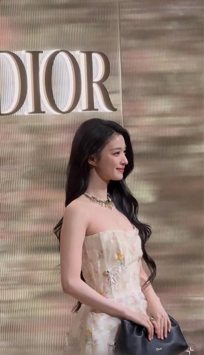 王楚然黄色花朵裙王楚然抹胸花朵纱裙王楚然抹胸花朵纱裙别太美了王楚然