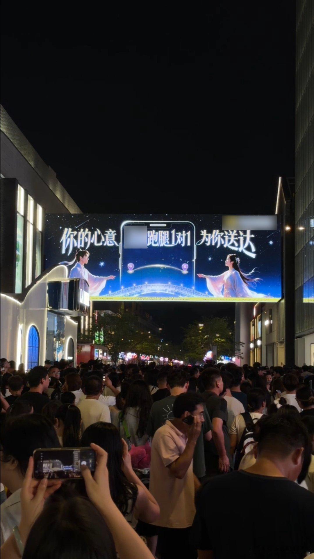 去杭州西湖打卡现代人的鹊桥西湖的新式鹊桥趣味十足，升级后的设计诠释双向奔赴，打破