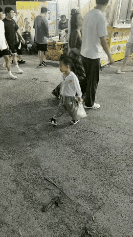 这母亲教育的好，孩子做得好，关键是这位流浪汉做得更好，他还给孩子一分收获，尽管母