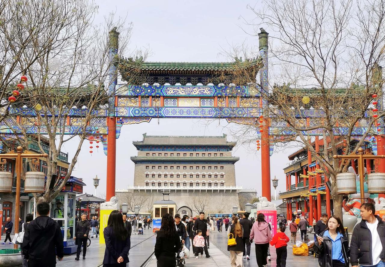 逛前门大街，体会中轴线上的烟火与古韵
京城中轴线上的前门大街，是游人打卡胜地，更