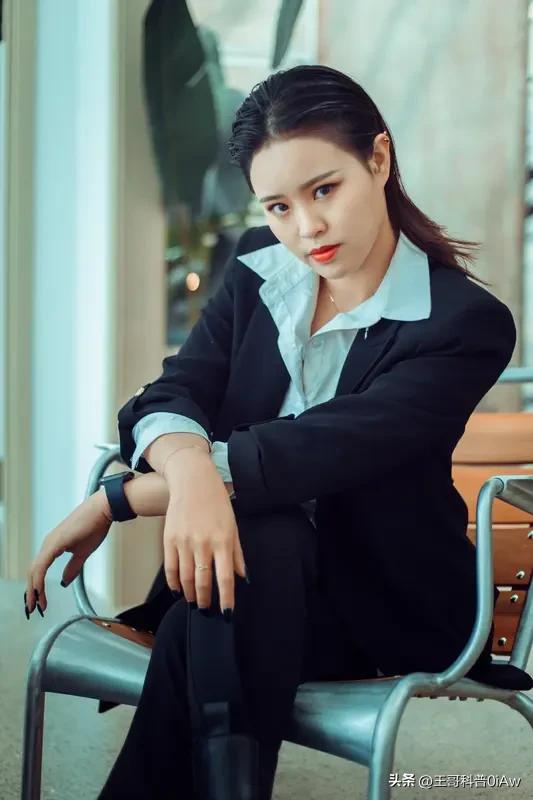 前阵子公司刚上演过类似的戏码，部门女总裁因为下属项目奖金被老板临时砍了30%，在