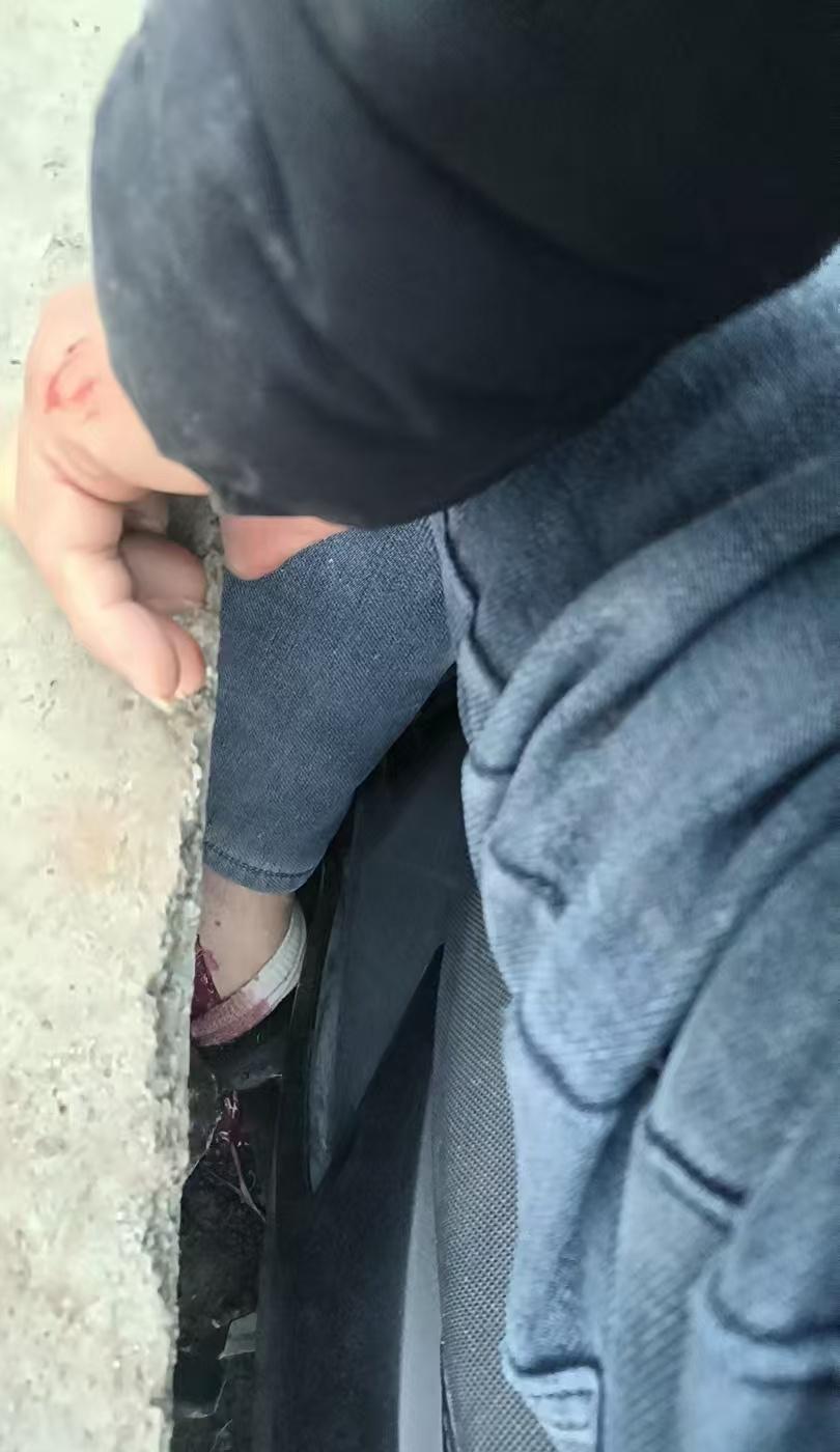 【险！男子骑摩托跌入排水沟被卡，消防紧急救援→】3月23日7时许，遵义市消防救援