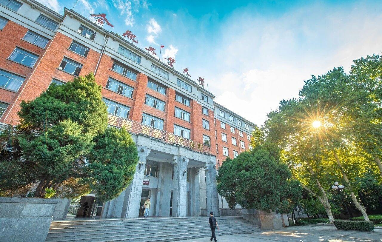 八十年风雨兼程，合肥工业大学在江淮大地上深深扎根。自1945年创建以来，始终秉持