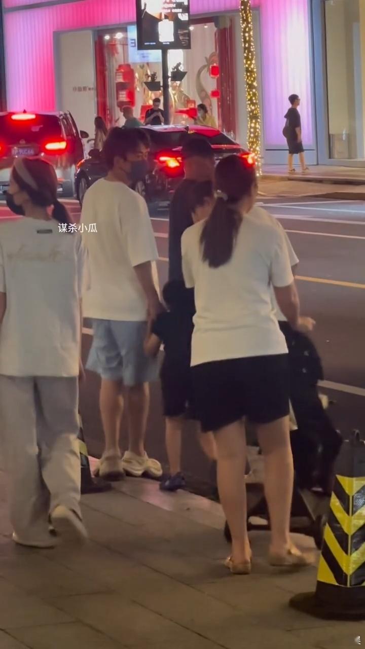 偶遇苏醒一家逛街苏醒一家逛街 偶遇苏醒一家逛街，幸福 ​​​