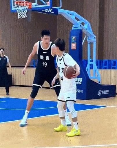 徐杰背打徐昕，7次赢4次
矮个后卫把2米20中锋当木桩绕

昨晚东莞球迷见面会，