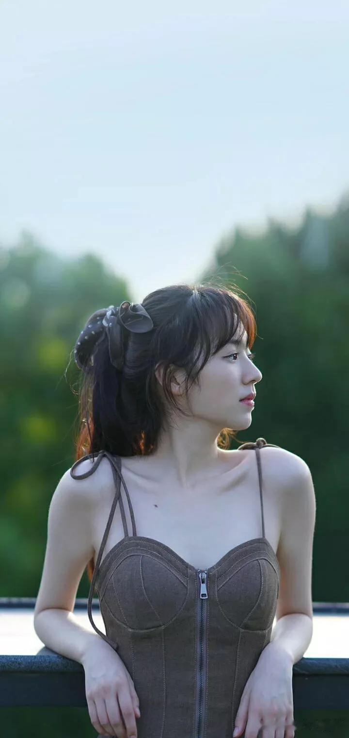 优雅侧影，沉静如水，让我想起那些在岁月中静静绽放的美好。
就像静逸的诗，韵味悠长