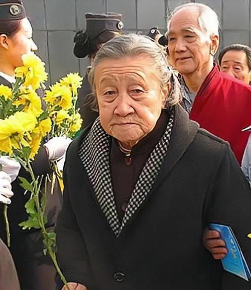 1937年，几个日军扑向了怀孕7个月的李秀英。突然，李秀英一头撞到了墙上，瞬间晕