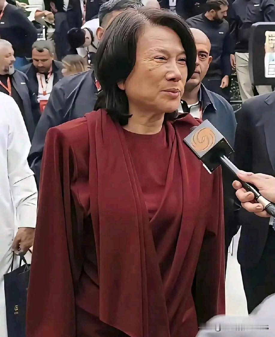 网传董明珠无美颜采访照，实则为AI制作
许多人误以为这是关掉美颜后的生图，实则是