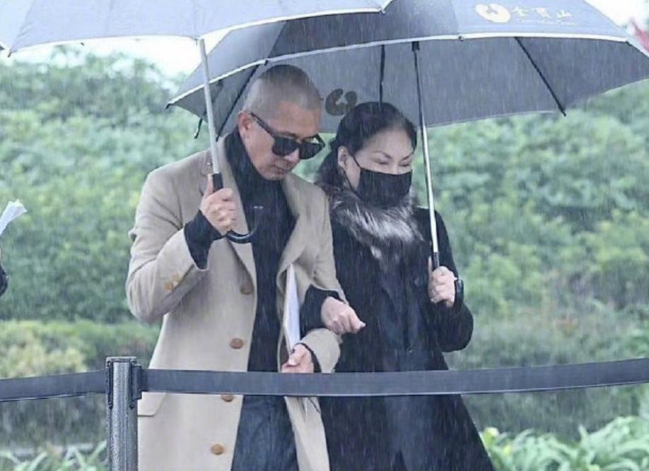 汪小菲真是一个“好前夫”。

大S去世一年多，两人离婚4年多，汪小菲还在为大S生