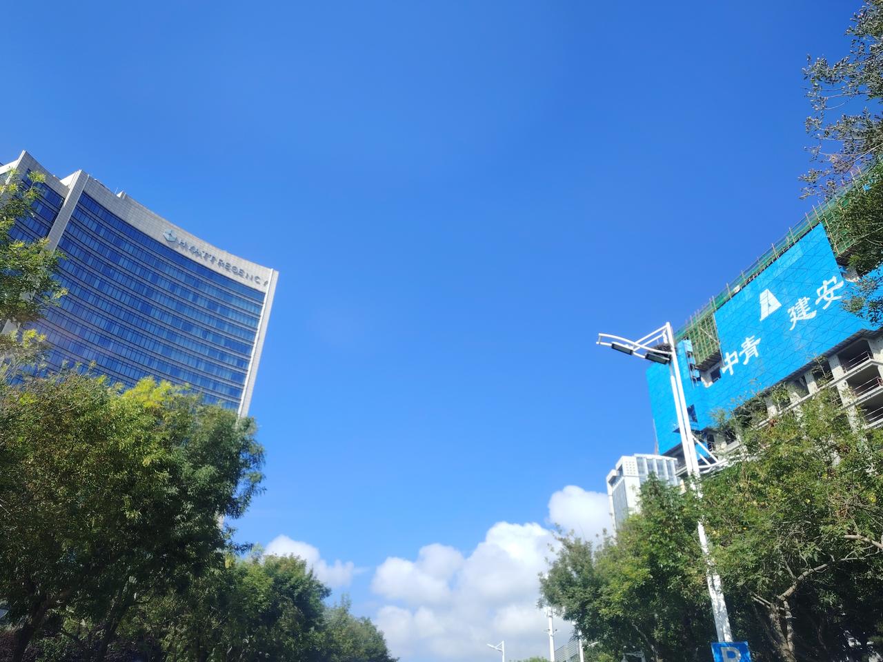 红的发黑，还得苦熬！据报道，青岛市气象台继续发布高温橙色预警，“高温蒸煮”将继续