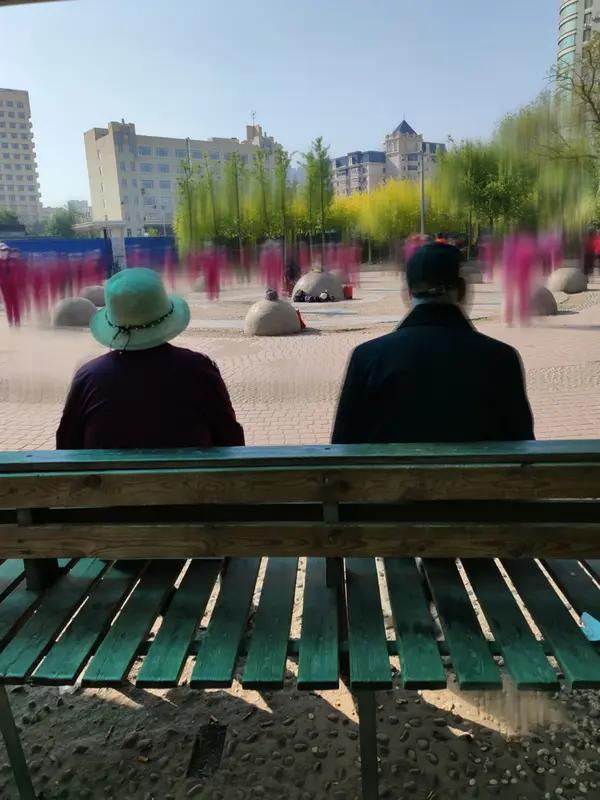 60岁的女人单身后该不该找老伴，这没有标准答案。
有些60岁女人觉得找老伴很有必