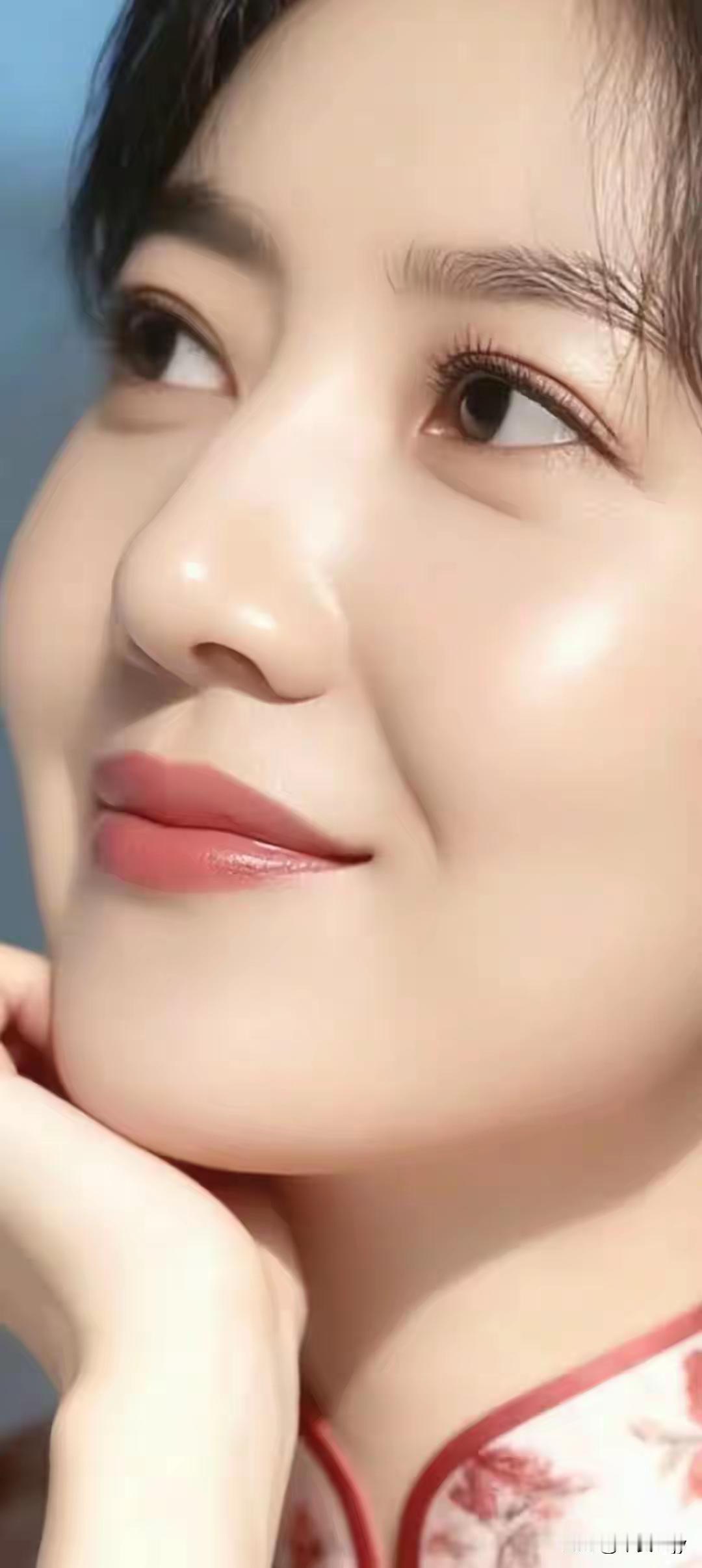 她微笑着，看着远方，好温柔。就像晨露的光，笑容如暖阳般驱散阴霾。