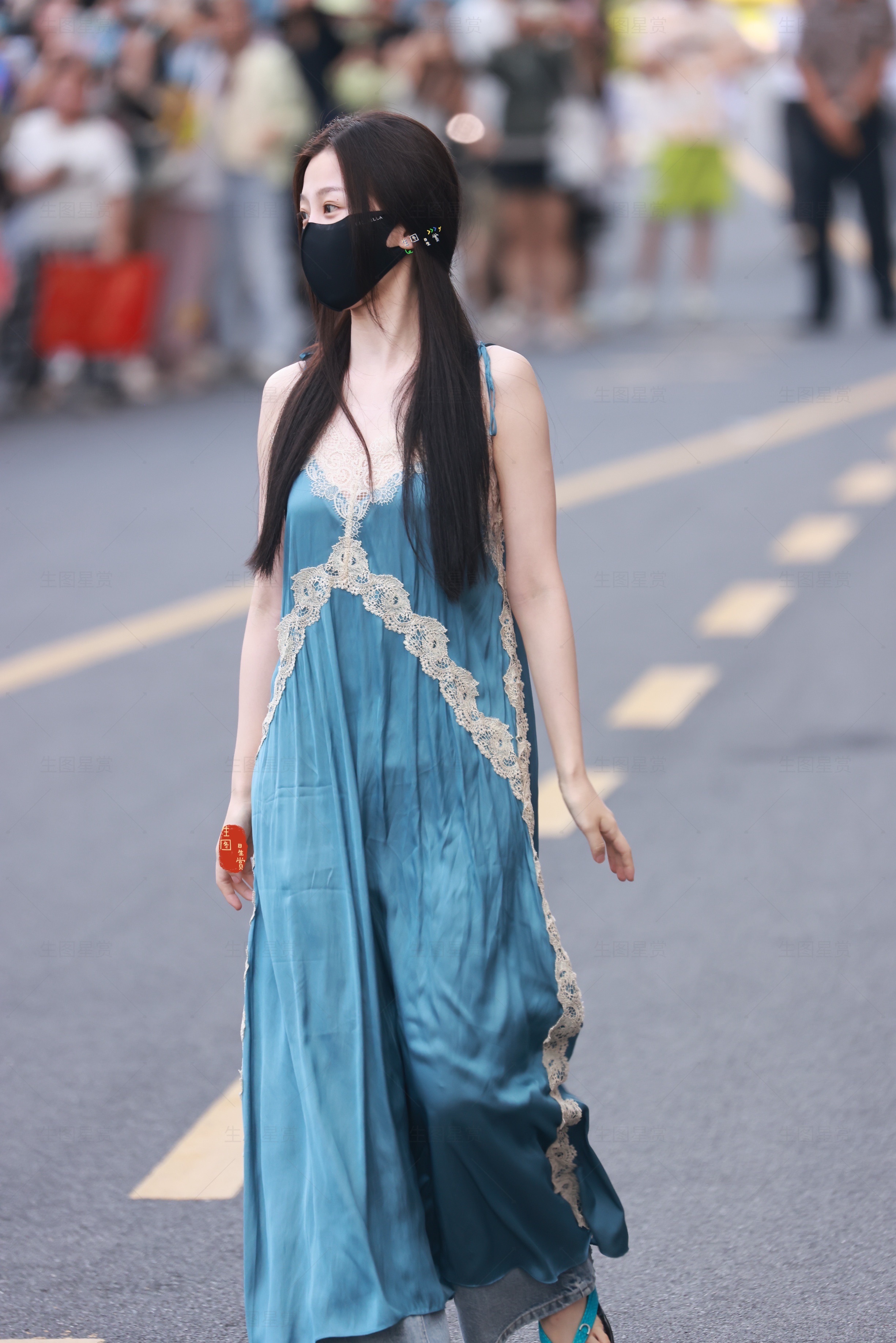 蓝色系的欣欣子，美美上班啦👗虞书欣260724念相思 横店上班生图 