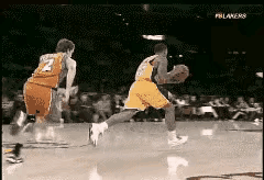 香农布朗这一球究竟跳了有多高？
香农布朗身高182厘米，弹跳出众，以下这一球是香