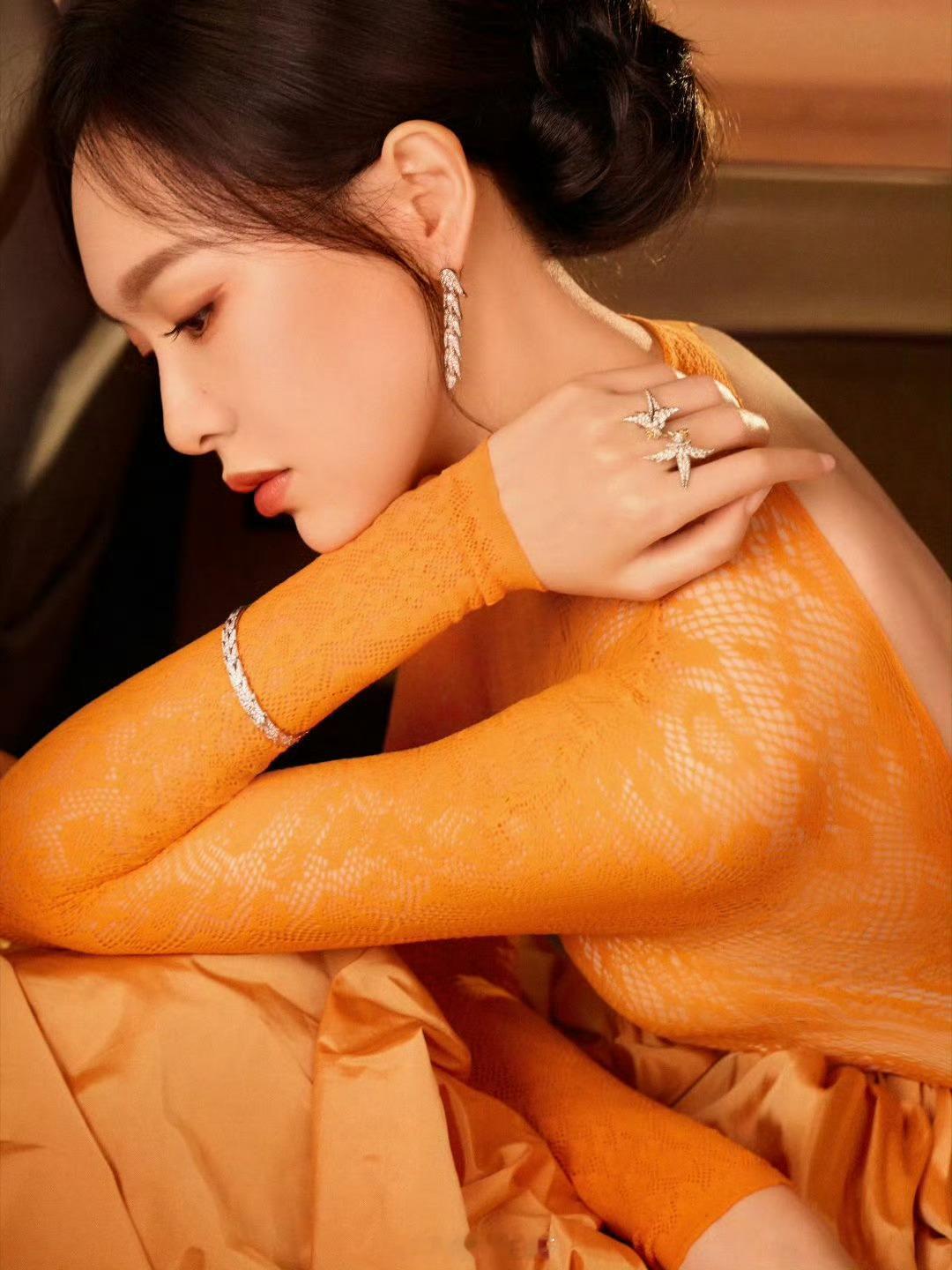 Tiffany请到了真正的妈妈级别唐嫣这身橘色礼服完全是秋天的颜色啊不说了盆友们