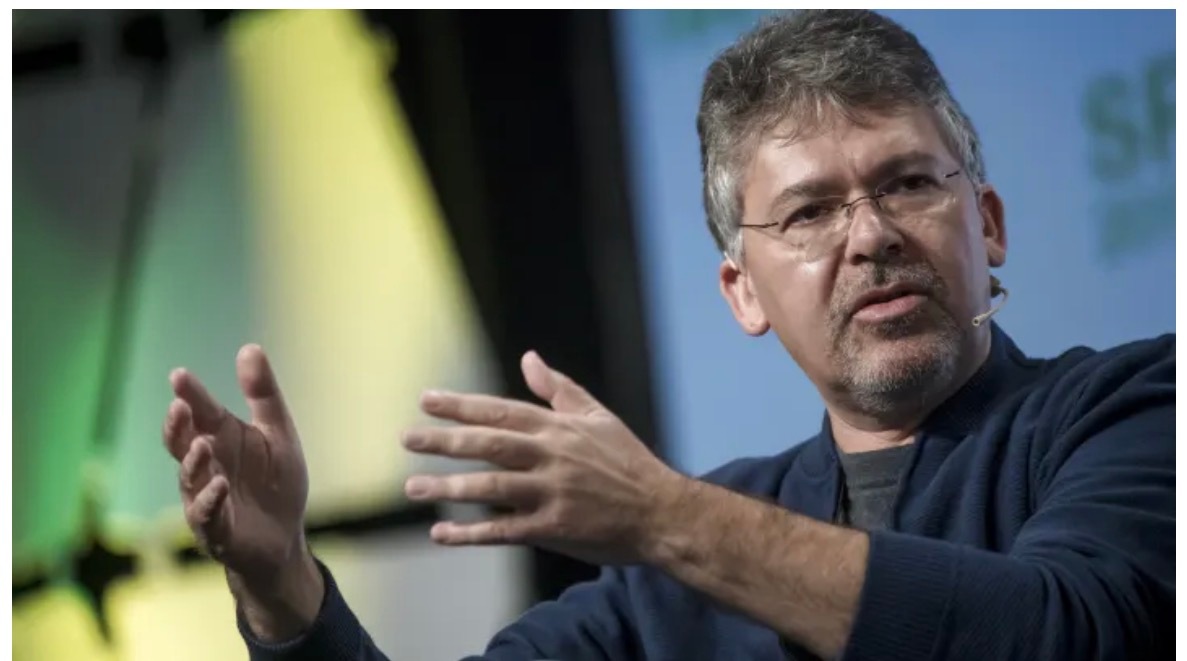 苹果公司周一宣布，人工智能负责人约翰·吉安南德里亚将职，他自2018年加入苹果，