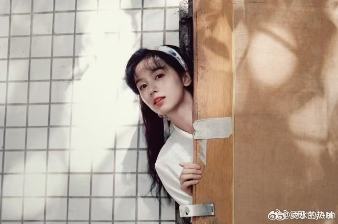 周也我的技术可以开个蛋糕店吗周也做蛋糕也太可爱啦，手法娴熟又认真，分享生活超圈粉