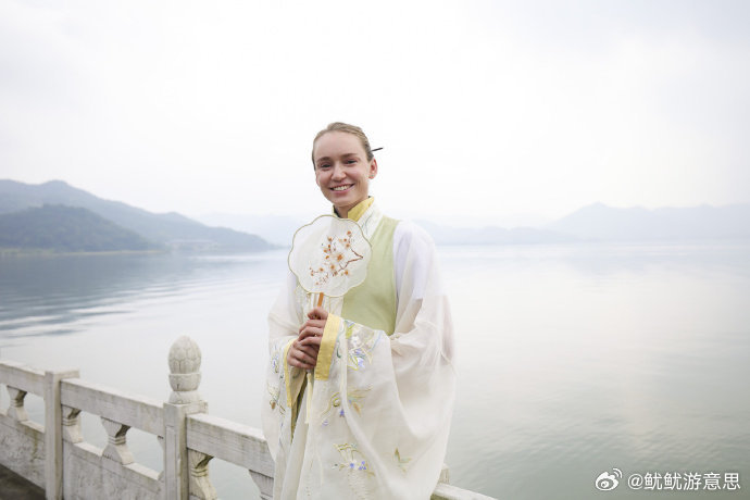 莱巴金娜一袭汉服游宁波东钱湖东钱湖畔宋韵流转，莱巴金娜换上汉服走进月波书楼，体验