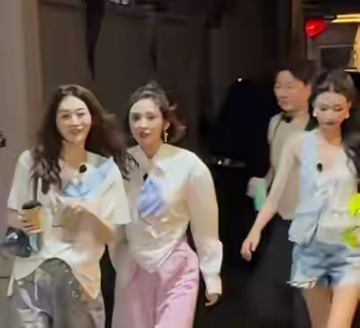 李小冉唐艺昕孙怡夜游小巷，风格反差巨大，同框各展独特魅力！ 