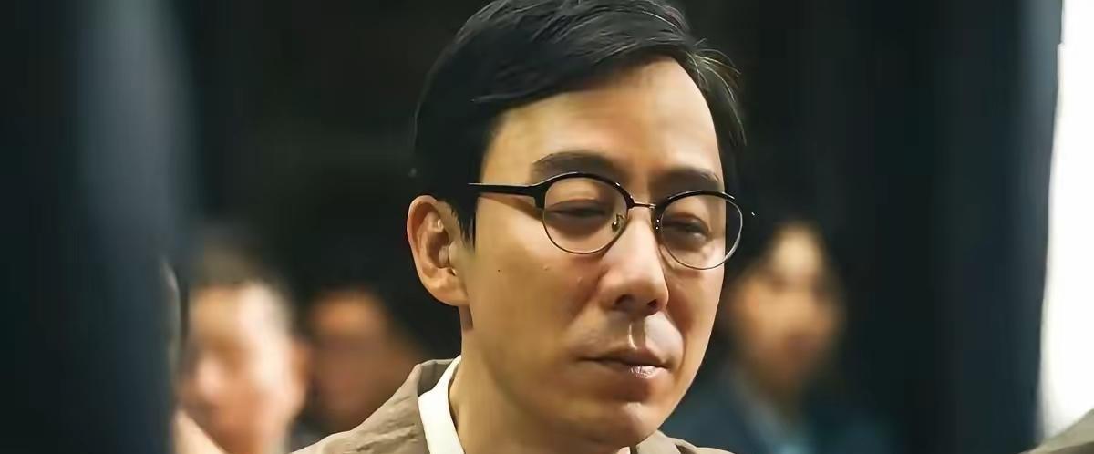 满头白发的曹了平坐在高中毕业四十年的同学聚会上，对面的贾春霖端着酒杯，脸上是熟稔