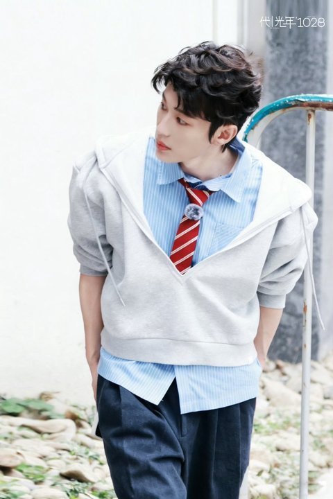 娱乐代旭好像叔叔混入男大代旭录制综艺《风华合伙人》，路透状态超好！！这不妥妥叔叔