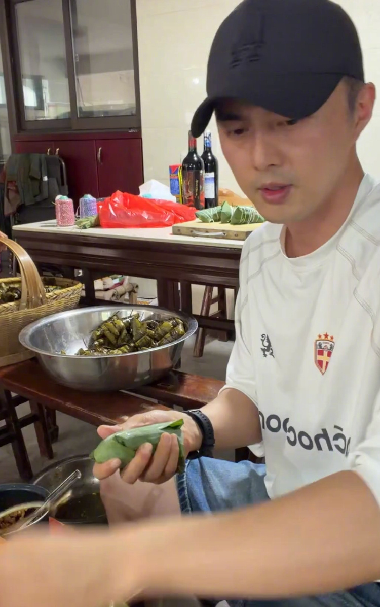叶祖新直播包粽子看得我都馋了！明天必须狠狠撕咬一番粽子好吧！ 