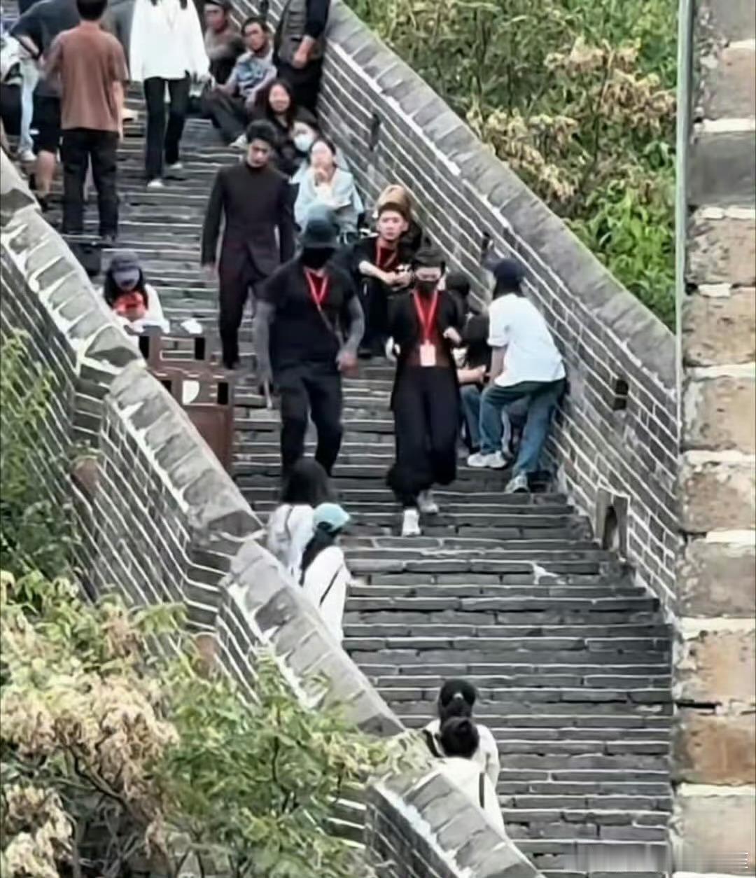 肖战在长城拍国庆特别节目，完全体制内男友啊 肖战去金山岭长城了 ​​​