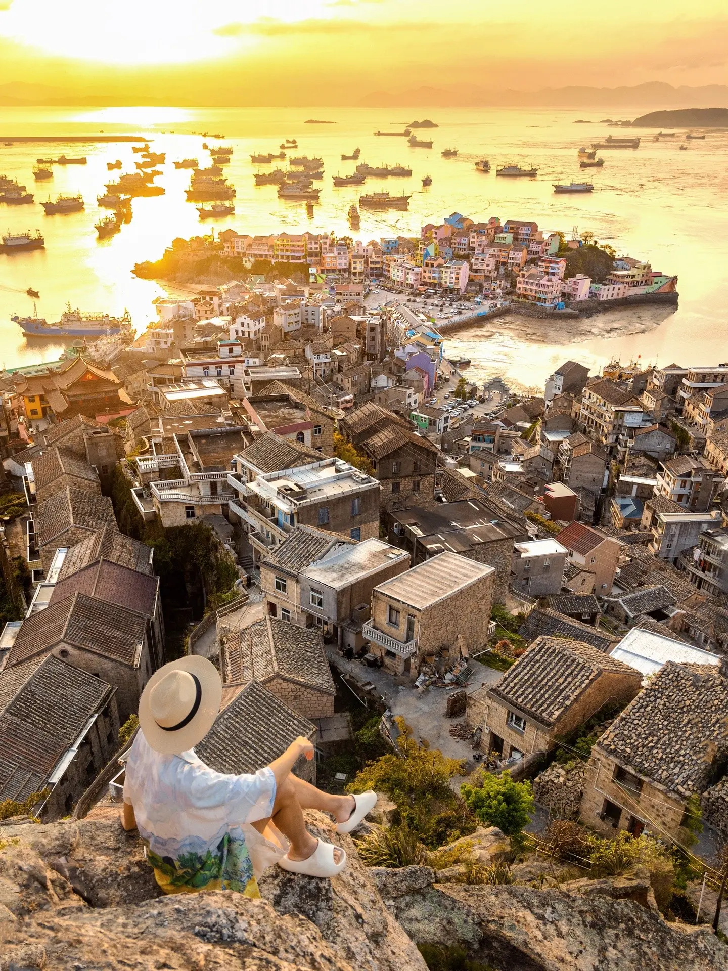 浙江这个隐藏海岛美绝了❗️后悔今年才来😭
.
☁️如果去不了意大利五渔村，里约热内卢又太远
那就去浙江台州温岭石塘旅行吧！
.
☁️是21年夏天就被朋友种草的海边渔村，日落、夕阳、糖果色的小屋，山与海与城对望的观景平台，还有好吃的海鲜排挡、糯唧唧的麻糍嵌糕，都会让你不虚此行！
.