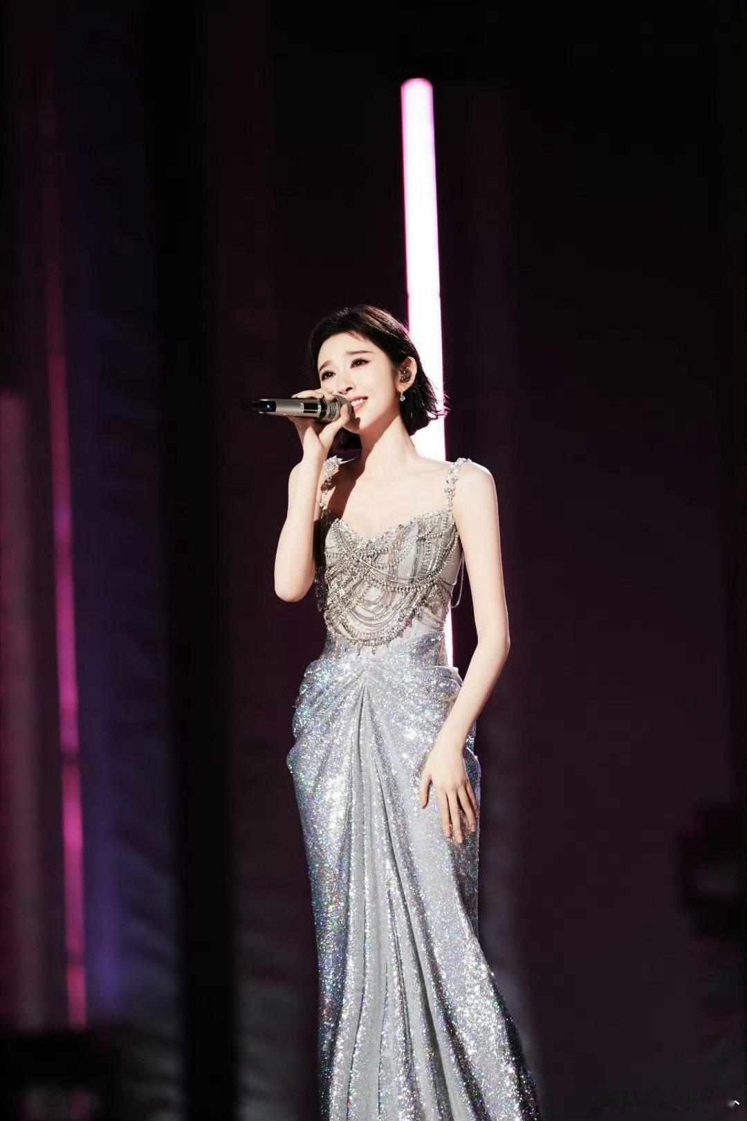 唐艺昕进步好大乘风2026 唐艺昕演绎《爱一点》舞台，进步肉眼可见，每一份努力都