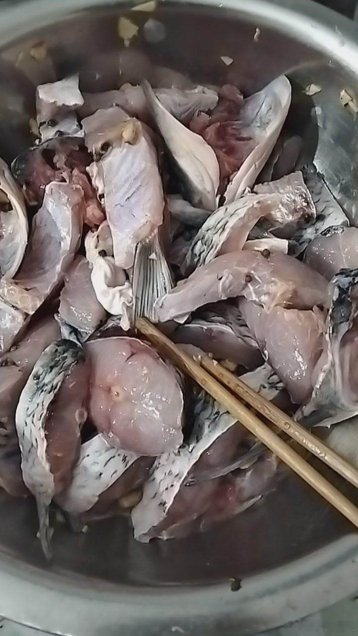 昨天穿着高跟鞋帮忙当了一天的服务员！今天早起又要干活了，炸鱼块、炸小酥肉，鲨🐔