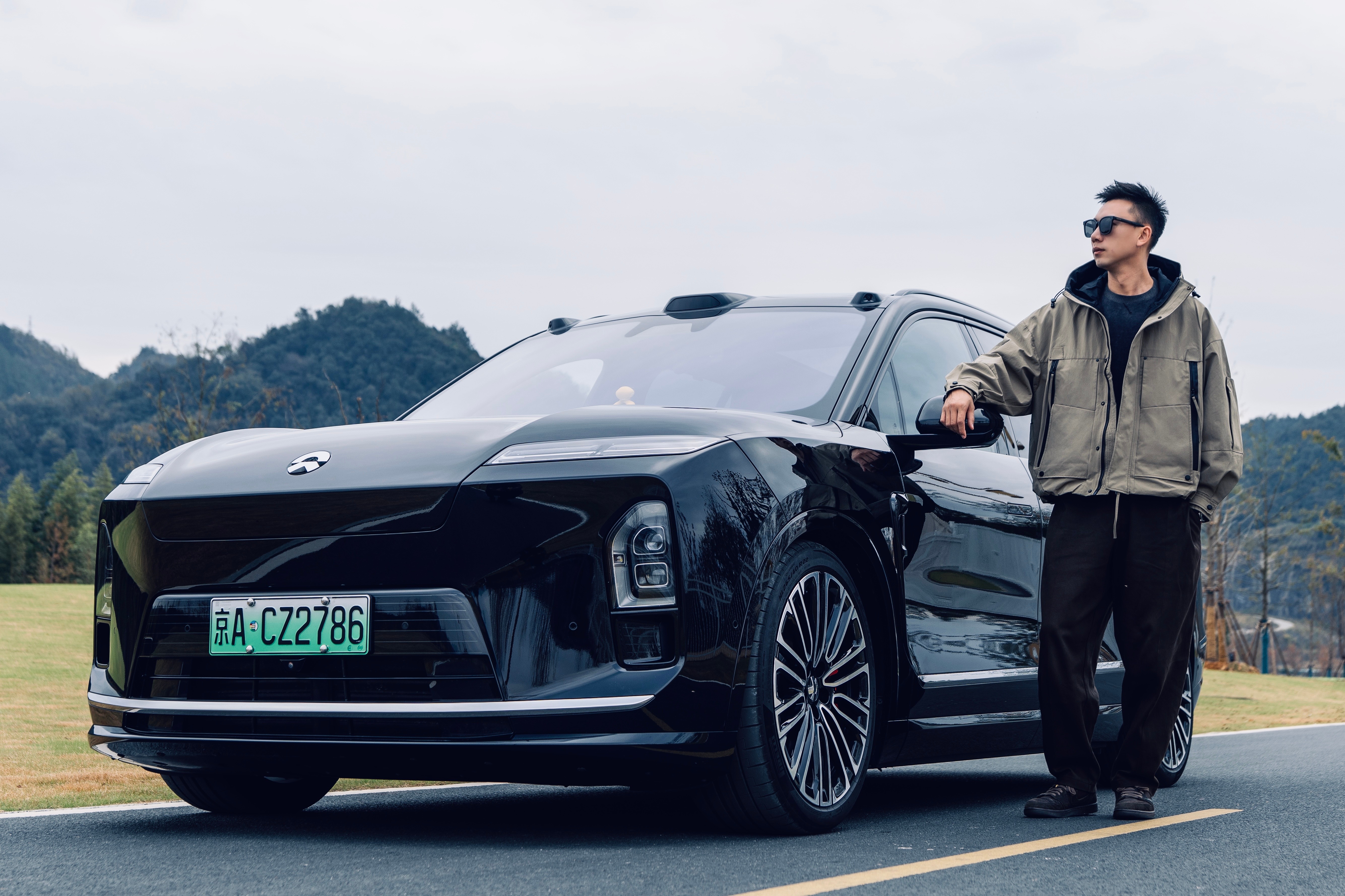 这几天各种拍拍拍，来吧，再分享几张和蔚来全新ES8的合影，是不是还不错？