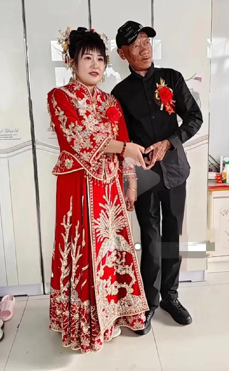 有情人终成眷属，新娘很爱新郎。