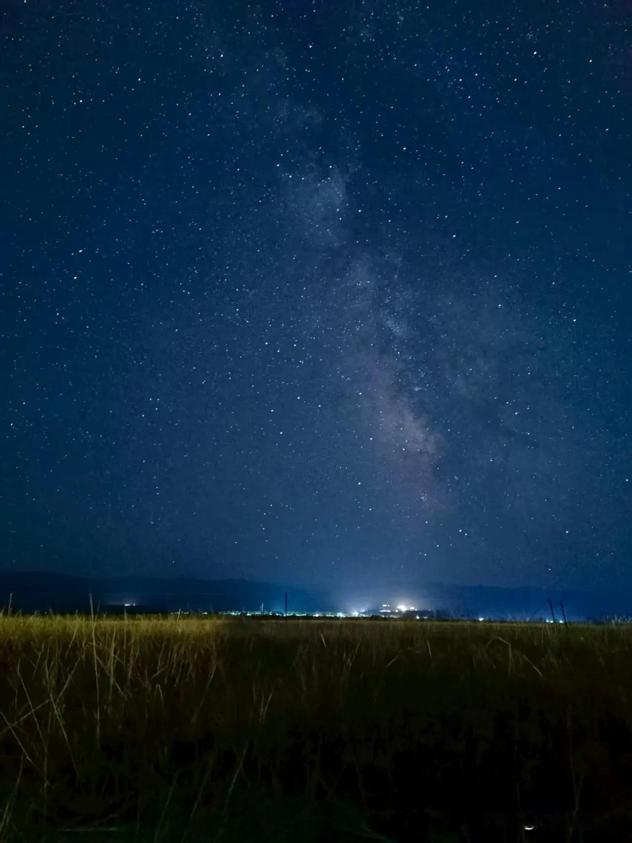 禾木的夜是被星星泡软的。
       墨蓝丝绒刚漫过木屋的尖顶，第一颗星就撞碎