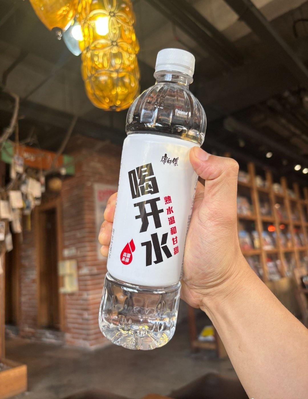 急诊室待了一晚上陪朋友挂水，发现护士站推车最下层永远塞着整排喝开水！忙到飞起的地