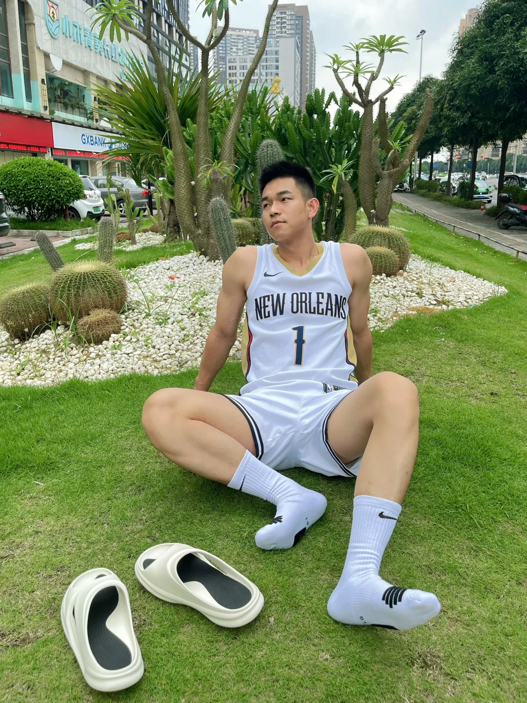 白袜配拖鞋是什么时候流行起来的穿搭？