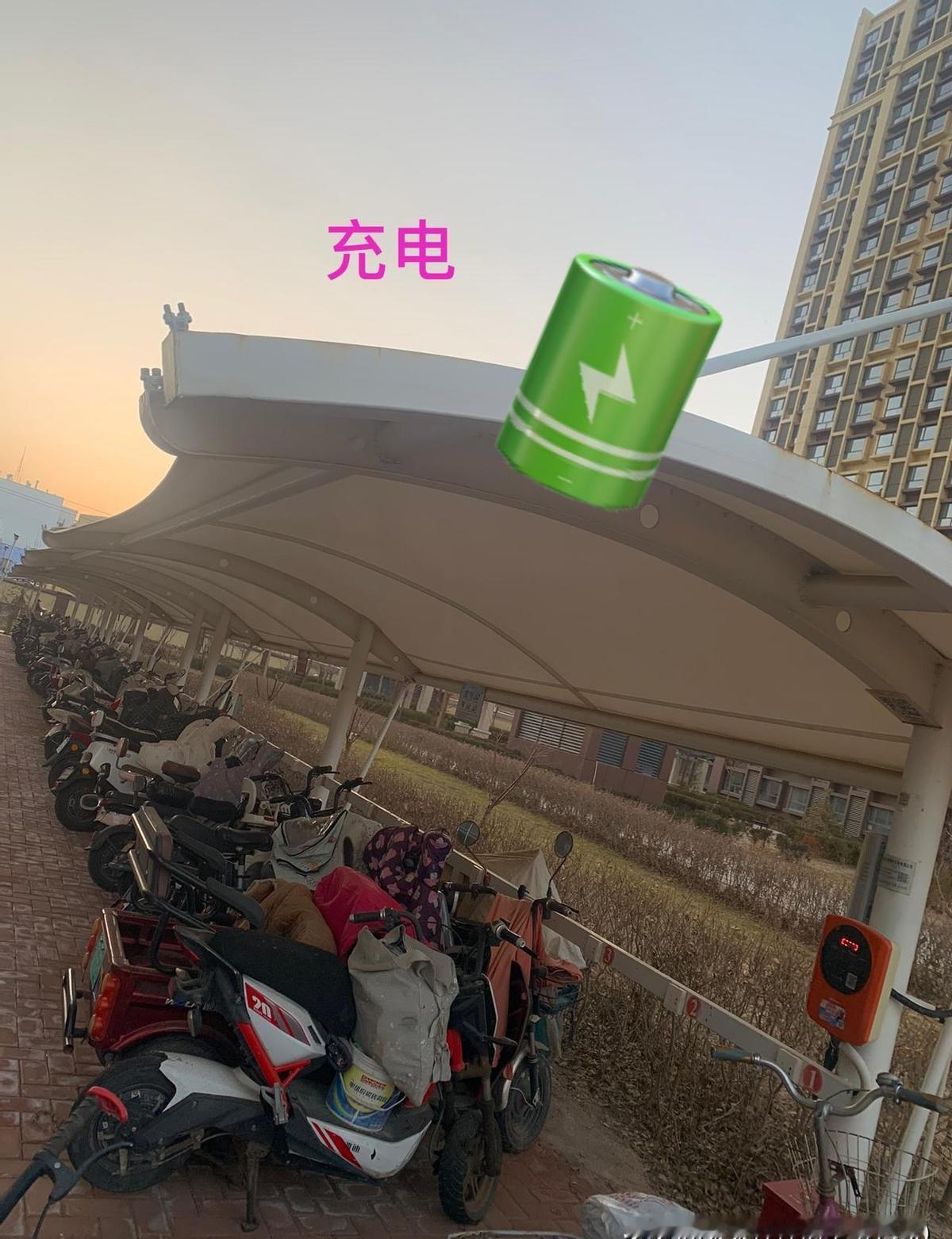电动车充不进电，不是你车有问题，是充电桩在“装傻”。
你修车店能充，公共桩却不行