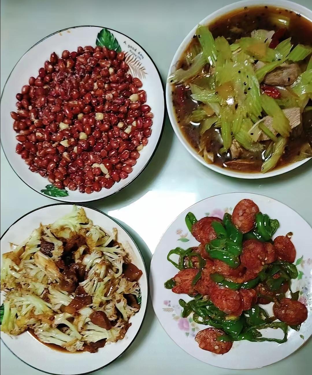 两盘炒菜，一盘花生，色香味俱全。简单的四个菜，菜不硬，还喝点不[捂脸]2个人吃差