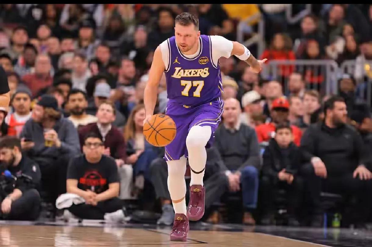 今天湖人和奇才比赛，出现了非常不职业的一幕。
湖人已经领先了30分，奇才队不想着