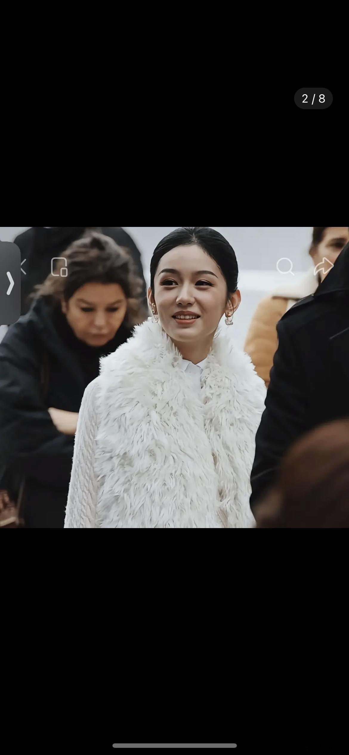 周也看秀视频，怎么感觉脸有点僵硬了 