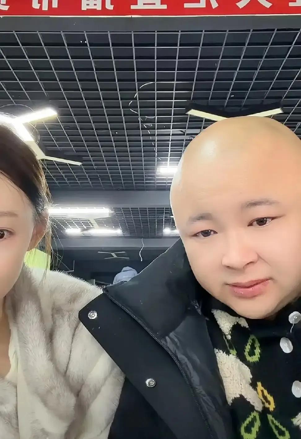 老狗前脚在直播间吼着要娶佳希，后脚就翻脸让她下跪喊老公才原谅。
我蹲完整场回放，