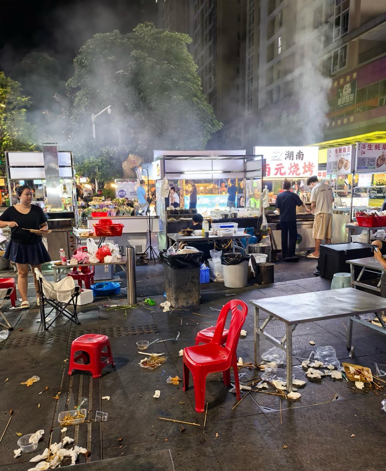 混乱的污染的夜市
“激活夜间经济、保留烟火气”政策方向很美好
实际是：
油烟污染