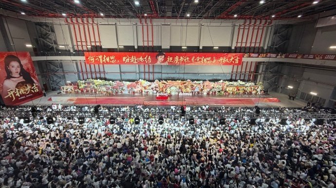 被虞书欣上班人气吓晕说实话951女顶的人气真的恐怖如斯，虞书欣何盼开机大吉呀！ 