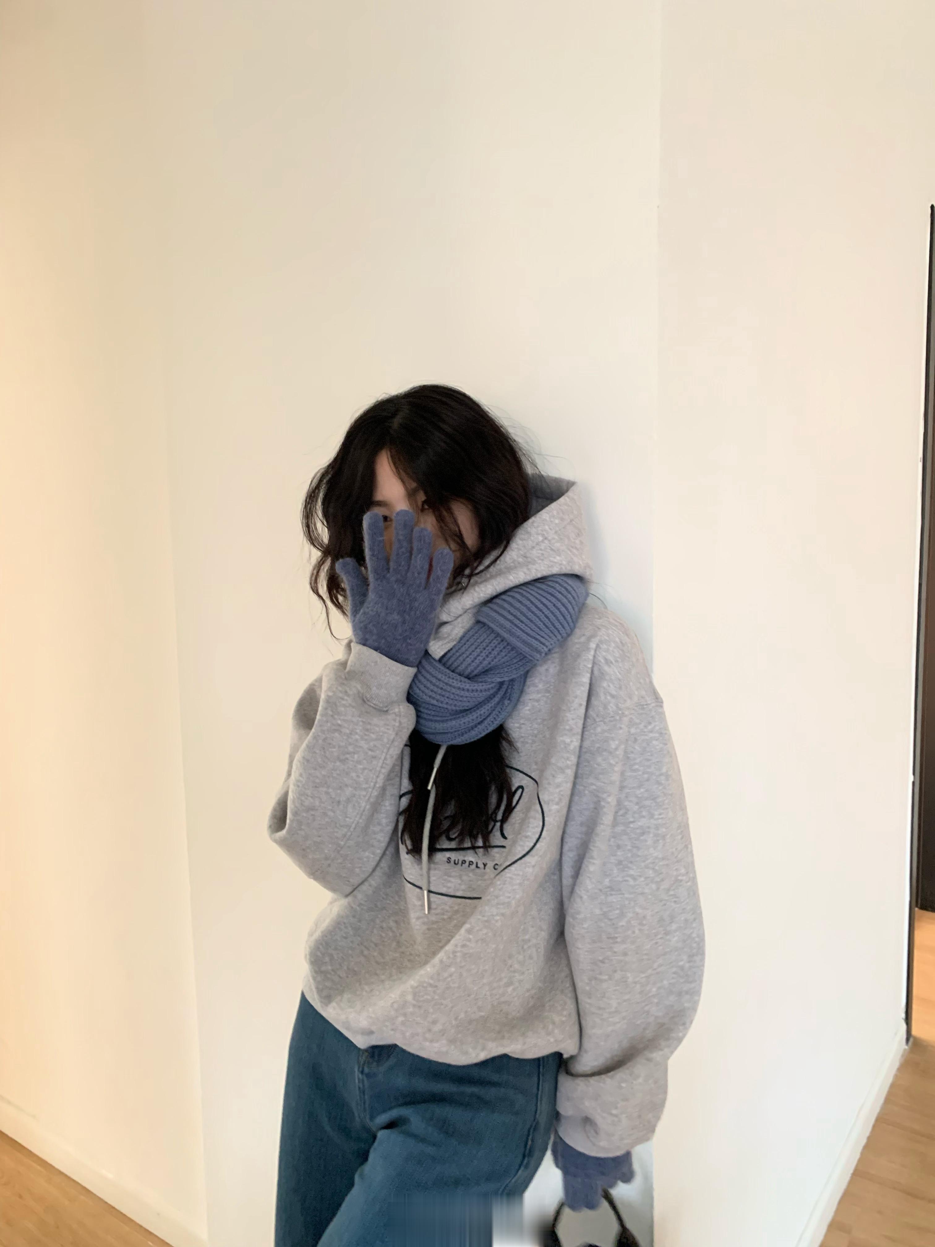 “分离式衣帽穿搭”在套头卫衣的基础上加了独立排扣🧢的设计独立式的两件套上身  