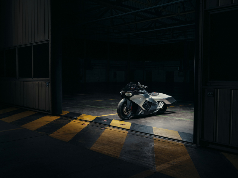 展示速度美学。BMW Motorrad发布Vision K18概念摩托车，以18