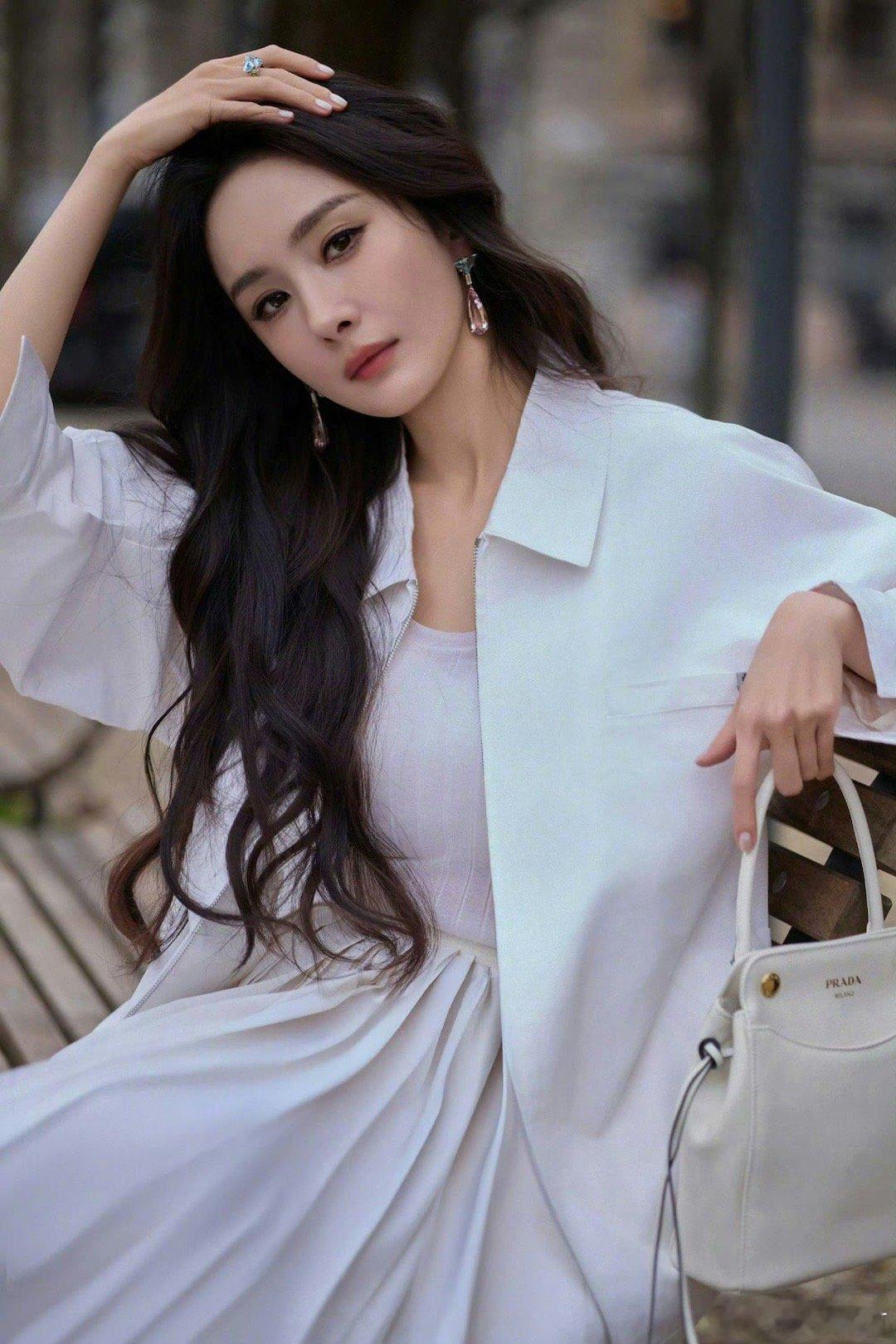 谁红谁能站在杨幂身边是真的！花无百日红，杨幂一直红 