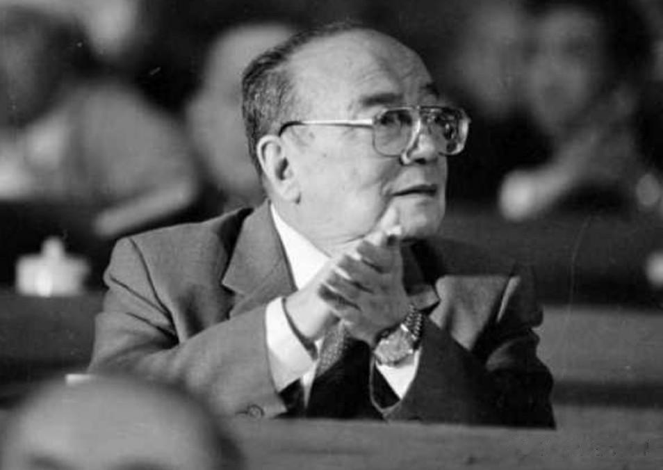 1955年，杨尚昆负责元帅授衔工作，副主席刘少奇强烈反对：“一定不能给陈毅授予！