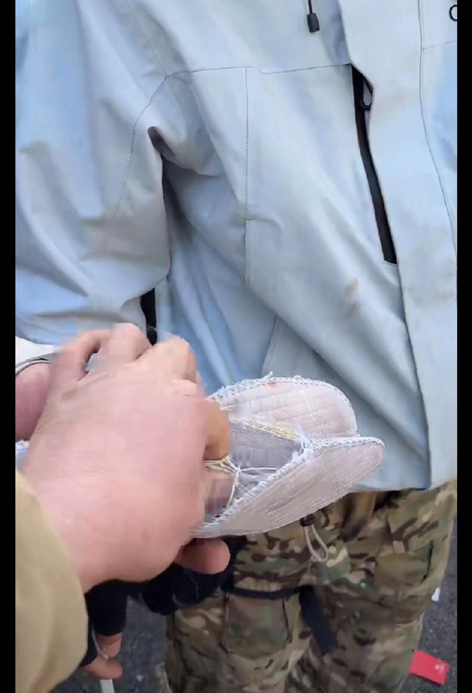 太可惜了，过了5天的休整期，马上就要入决赛场地了，老中医居然被查出在鞋垫里藏绳子